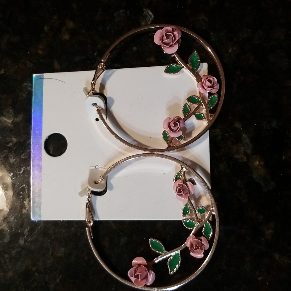 NWT! Rose goldtone hoop earrings with mauve metal roses